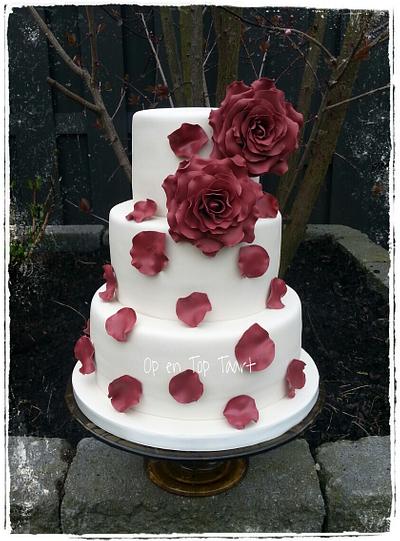 Bordeaux roses weddingcake - Cake by Op en Top Taart