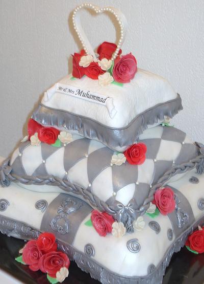 Pillow Weddingcake - Cake by Biby's Bakery