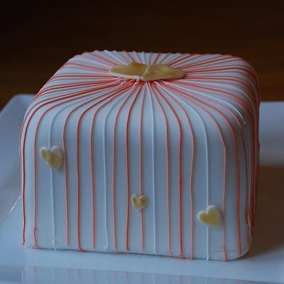 Simple pinstripes - Cake by The Sweet Life Bakes