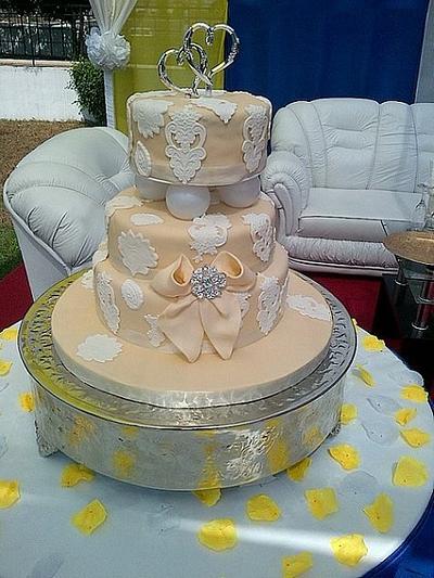 Ivory and lace wedding cake - Cake by SerwaPona