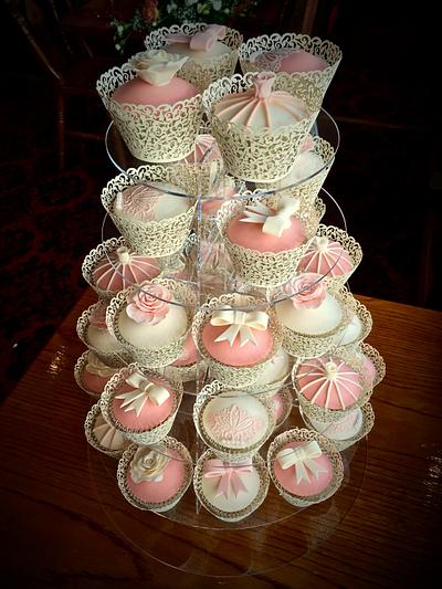 Pretty "vintage" themed cupcakes - Cake by Broadie Bakes