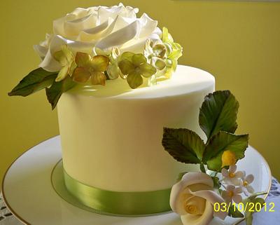 Cream rose Cake - Cake by artetdelicesbym