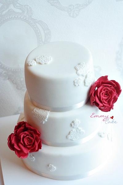 White wedding cake with lace motifs and big roses - Cake by Emmy 