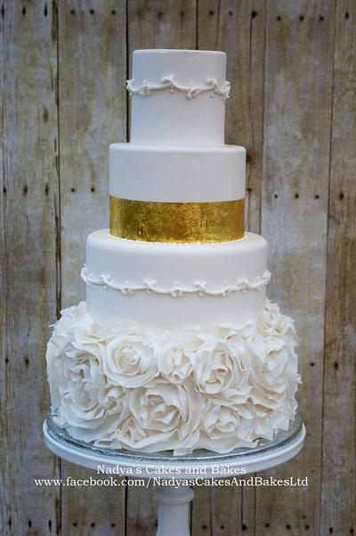 White and gold with ruffles - Cake by Nadya