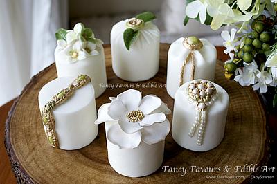 Green, gold & white mini cakes - Cake by Fancy Favours & Edible Art (Sawsen) 