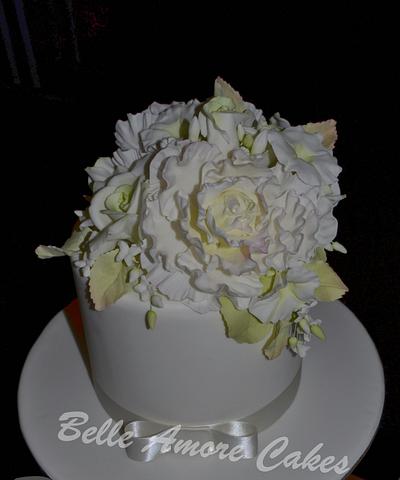 White Flowers - Cake by Belle Amore Cakes