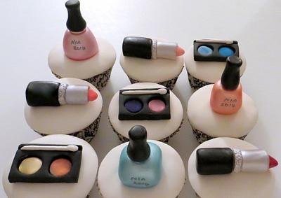 Cupcakes with edible make up toppers - Cake by Icing to Slicing