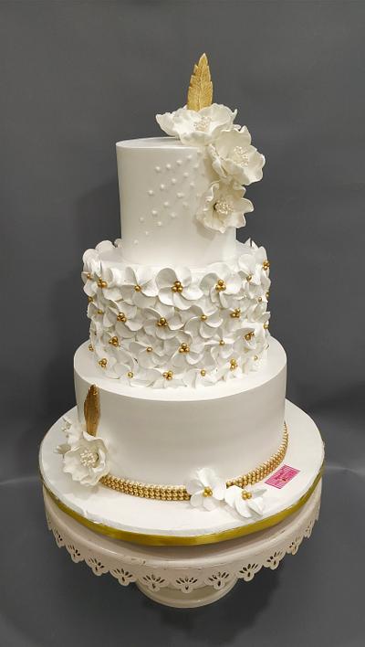 A touch of gold  - Cake by Michelle's Sweet Temptation