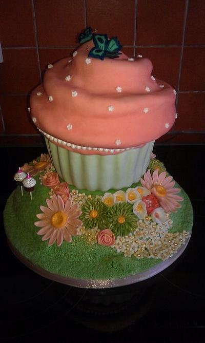 Cupcake mountain! - Cake by Minime