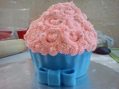 giant cupcake - Cake by Erika Fabiola Salazar Macías