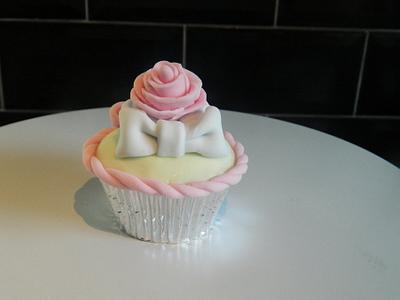 rose and bow cupcake - Cake by kelly