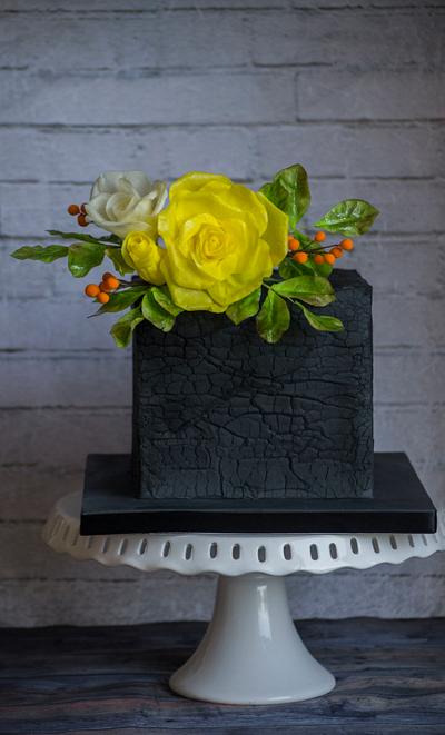 Yellow roses and cracle effect - Cake by Vanilla & Me