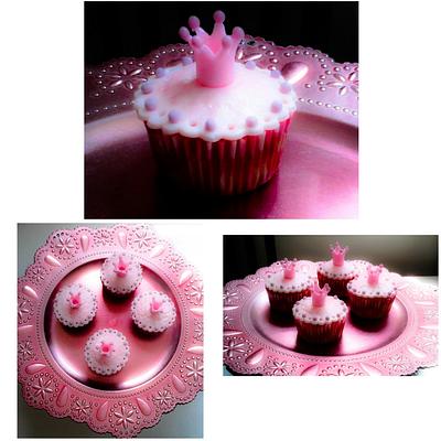 Princess cupcakes - Cake by Jenn Szebeledy  ( Cakeartbyjenn_ )