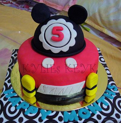 Mickey Mouse - Cake by kylieskeyk
