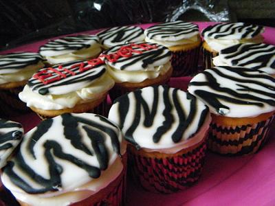 Zebra stripe cupcakes - Cake by Valley Kool Cakes (well half of it~Tara)