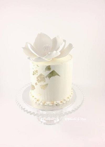 Shade of white  - Cake by AlphacakesbyLoan 