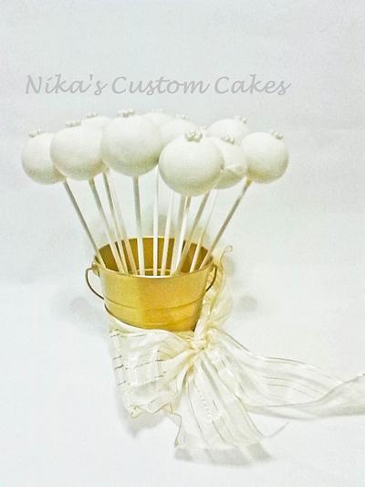 Simple Cake Pops - Cake by Kenika