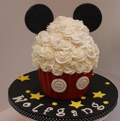 Giant Cupcake - Cake by Margie
