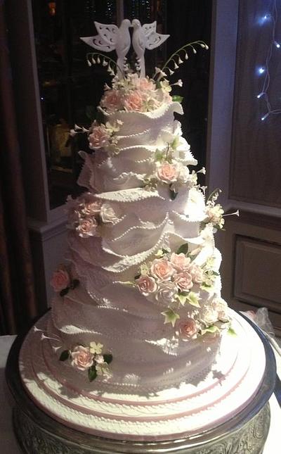 Drapes and roses - Cake by Peter Roberts