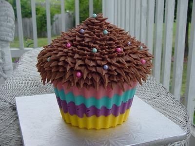 Giant Cupcake - Cake by horsecountrycakes