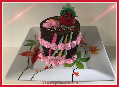 HAPPY 🍓 BIRTHDAY 🍓 SUE - Cake by June ("Clarky's Cakes")