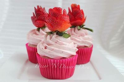 Strawberry Love - Cake by Felien-Decor 'N Dessert Diva