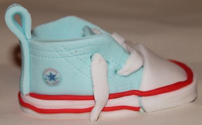 My first gumpaste shoe :) - Cake by Sue