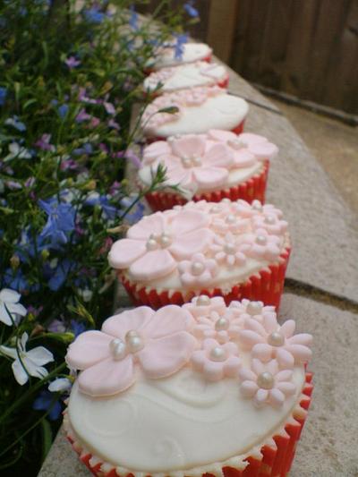 Blooming Lovely - Cake by Deborah