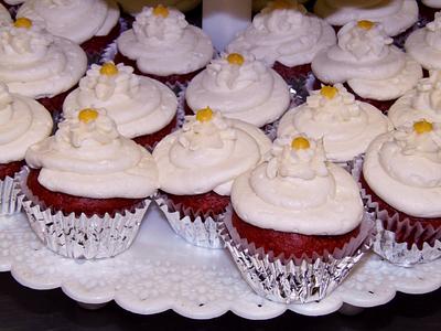 Buttercream red velvet and vanilla cupcakes - Cake by Nancys Fancys Cakes & Catering (Nancy Goolsby)