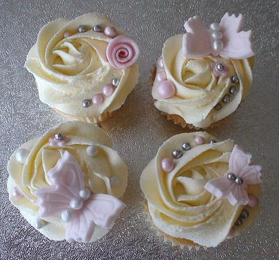 Pink and White Cupcakes - Cake by jaimiec