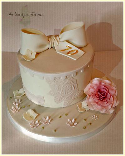 Vintage hat box, bows & blooms  - Cake by The Sweetpea Kitchen 