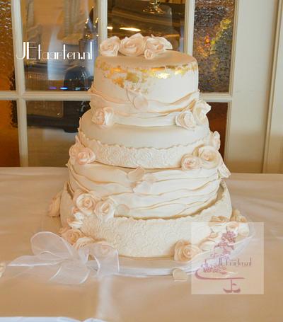 champagne weddingcake with roses, lace and gold foil - Cake by Judith-JEtaarten