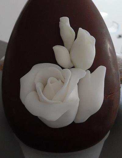 Easter egg with white roses - Cake by Clara