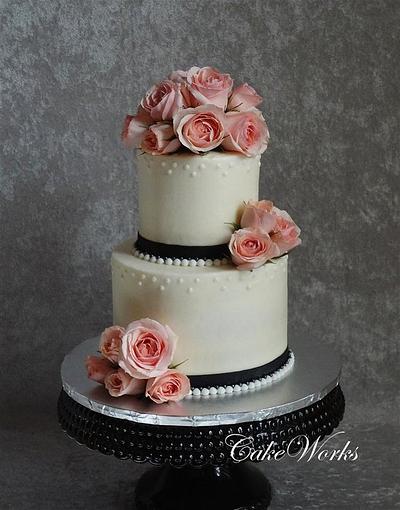 Sweetheart roses and pearls - Cake by Alisa Seidling