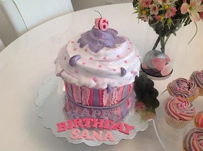 Giant cupcake vs Small ones:) - Cake by Malika