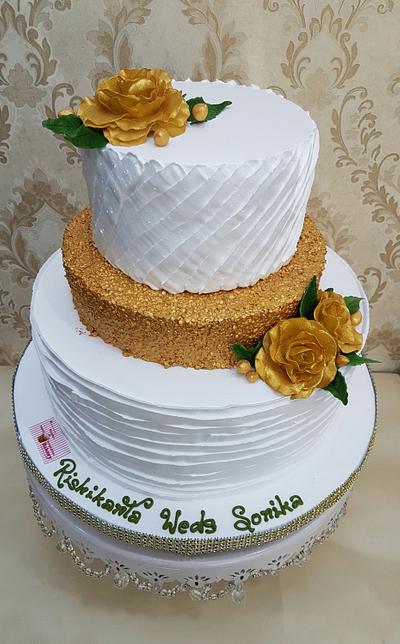 A touch of Gold  - Cake by Michelle's Sweet Temptation