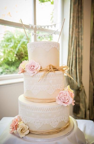 Vintage wedding  - Cake by Lindsays Cupcakes 