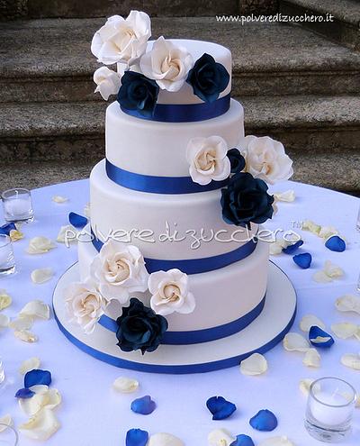 wedding cake with white roses and blue - Cake by Paola