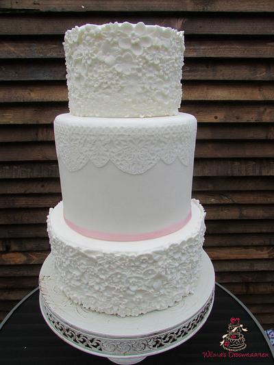 Elegant white wedding cake - Cake by Wilma's Droomtaarten