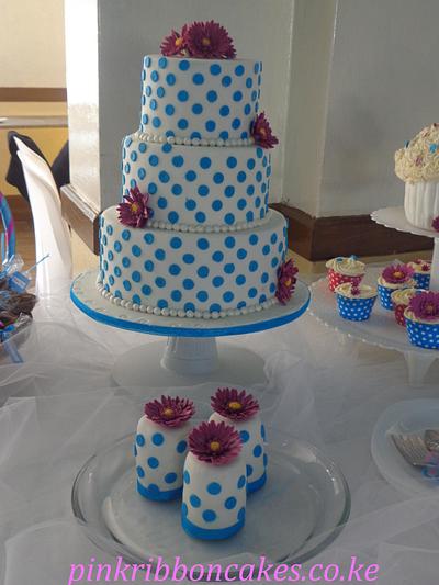 turquoise polka cake - Cake by Pinkribbon cakedelight (Marystella)