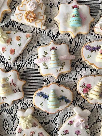 Handpainted wedding cookies - Cake by Mucchio di Bella