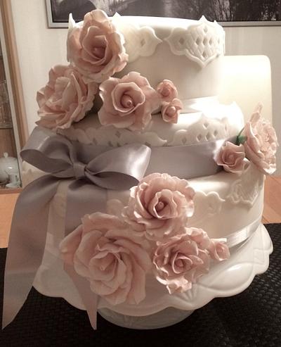 Simple wedding flower cake  - Cake by Assiléia Lucas. /  Sila's Cake 