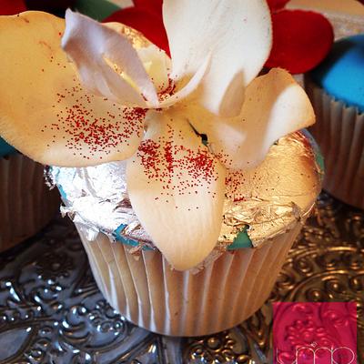 Tiffany Blue & Red wedding cupcakes  - Cake by Daba1