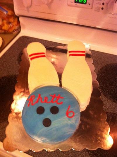 Bowling Cake and Cookies - Cake by Jen Scott
