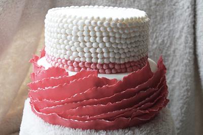 Pearls and ruffles - Cake by pamz