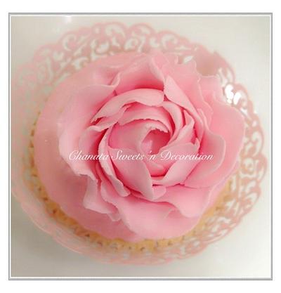 Sugar flower cupcake - Cake by Chanatasweets