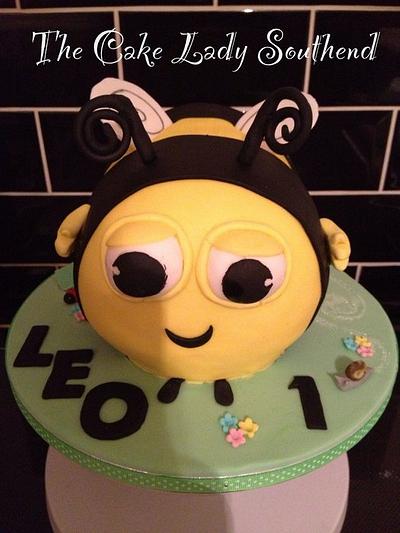 Buzz bee - Cake by Gwendoline Rose Bakes