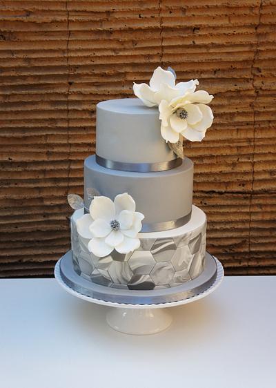 Wedding cake with marble fondant and magnolias - Cake by Florence Devouge