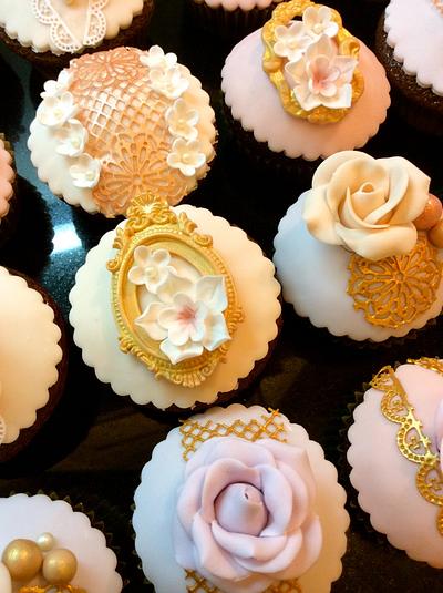   Lace & Roses wedding cupcakes - Cake by Marscagimon