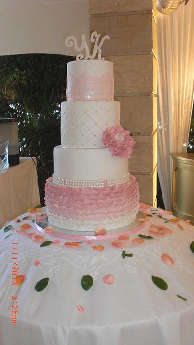 pivoine et dentelle rose - Cake by wisha's cakes
